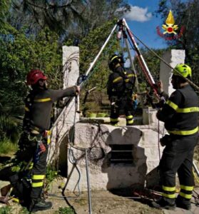 Gatto cade in un pozzo, salvato dai Vigili del Fuoco di Brindisi