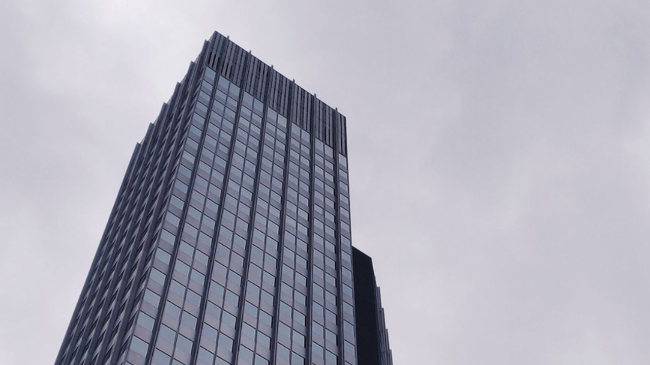 edificio sotto al cielo grigio