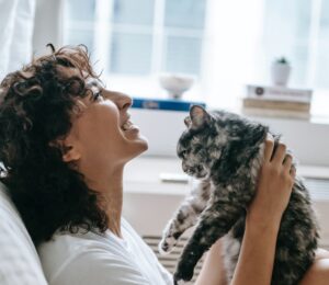 Ritiene che la moglie sia “troppo legata” al gatto e lo porta in rifugio: la donna chiede il divorzio