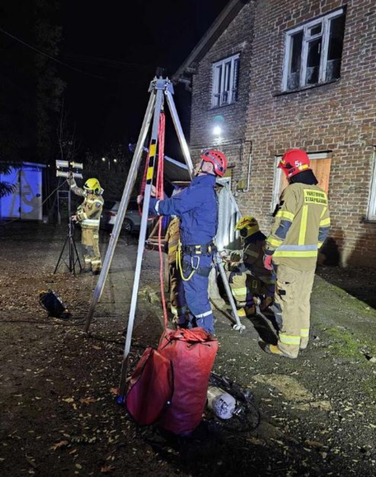 dei vigili del fuoco salvano un gatto