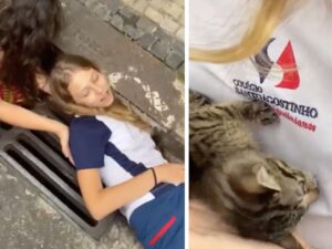 La ragazza entra nel canale di scolo e ne esce con in mano un gattino, destinato a diventare il suo migliore amico