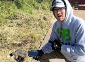 Un uomo salva un gatto mentre taglia il prato, non si aspettava che questo gesto avrebbe portato molte conseguenze