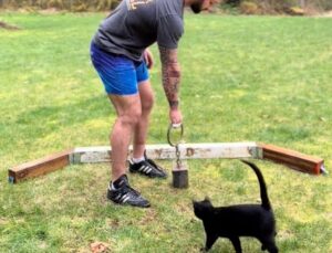 Punkin the Black Cat interrompe gli allenamenti dell’atleta degli Highland Games