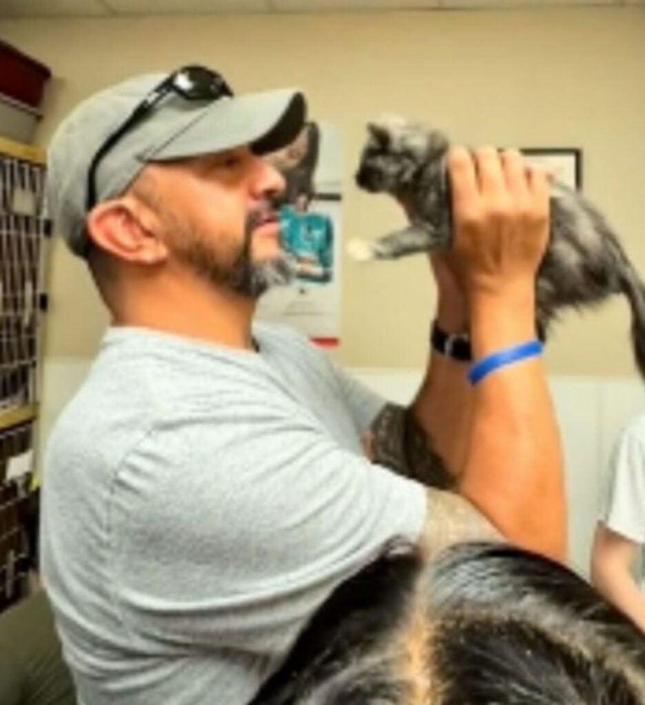 un uomo con un gattino