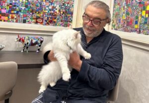 Nino Frassica, il gatto Hiro preso da accumulatori di mici belli